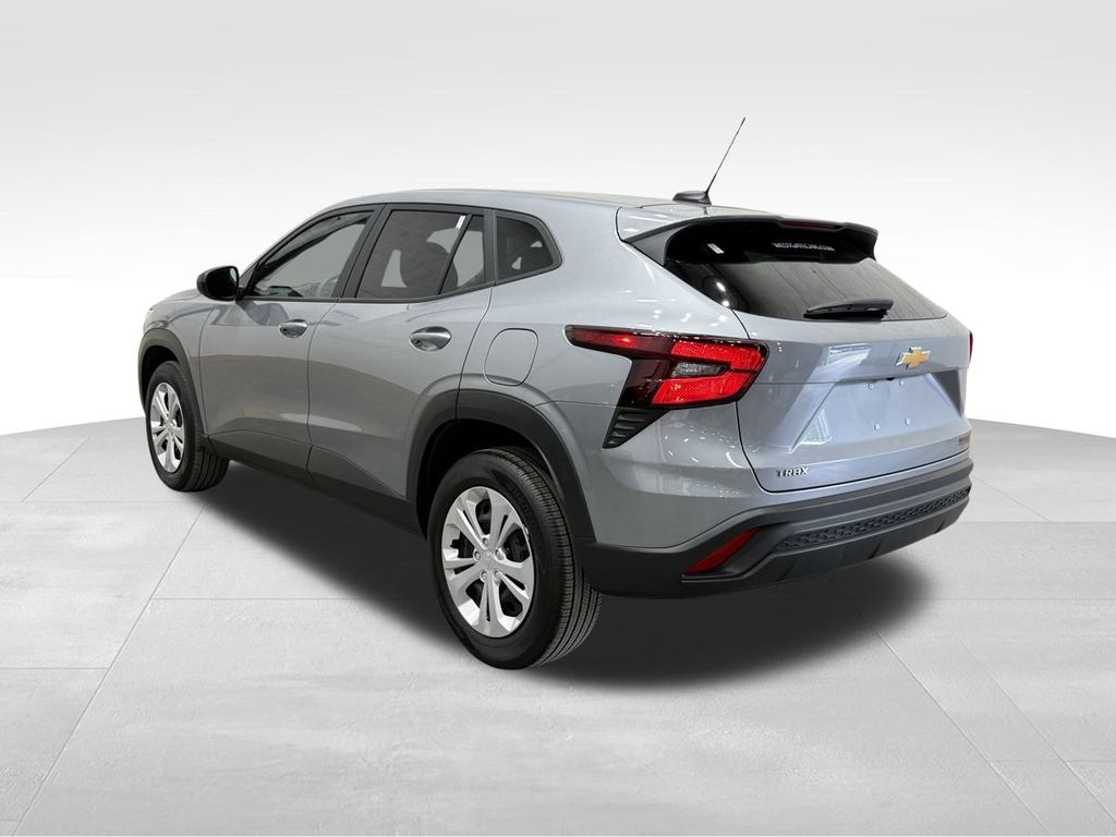 2025 Chevrolet Trax LS photo 3