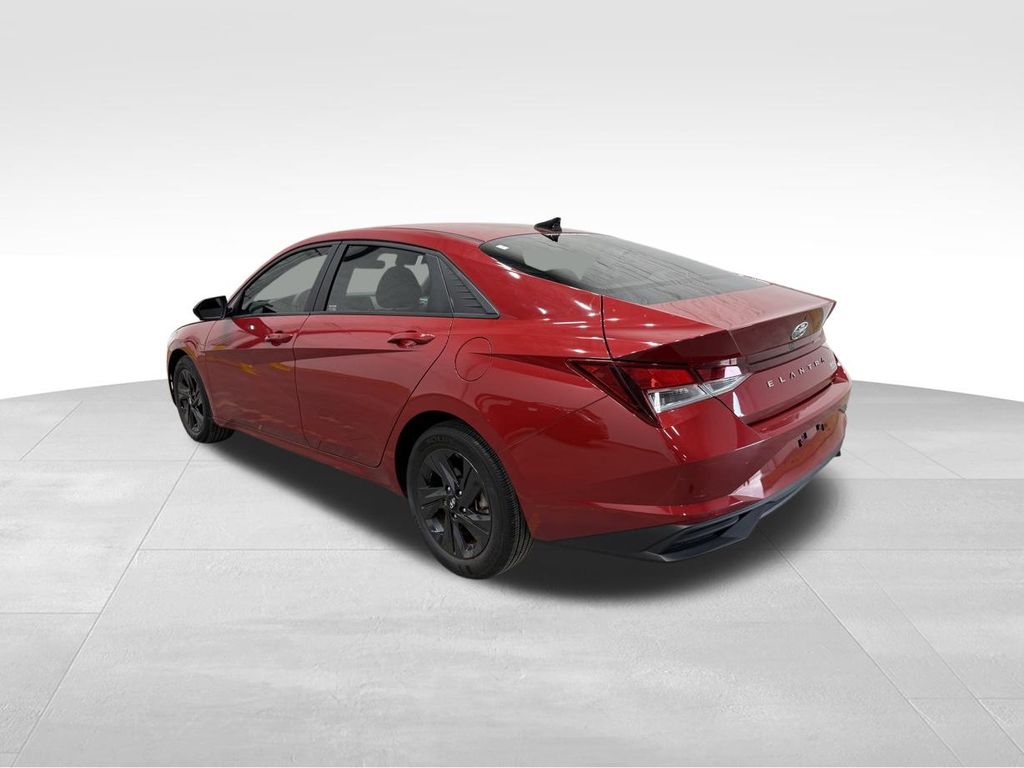 2022 Hyundai Elantra SEL photo 3