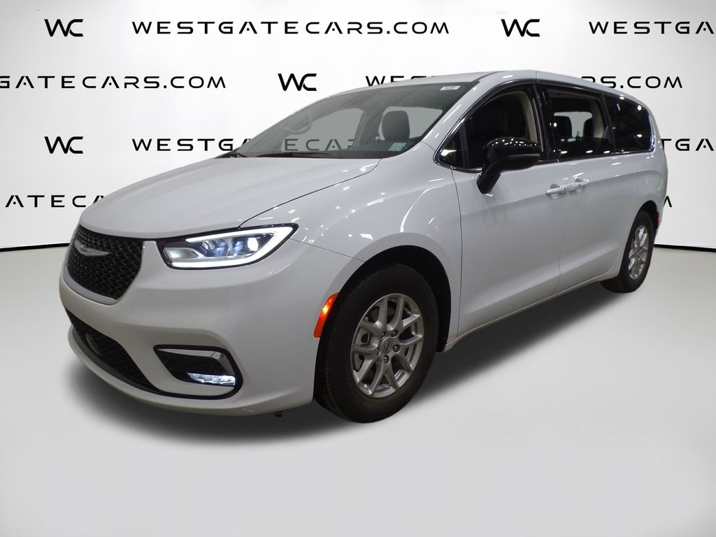 2024 Chrysler Pacifica Touring L's photo