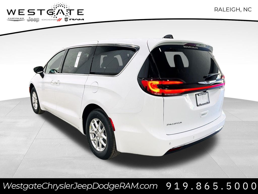 2026 Chrysler Pacifica photo 4