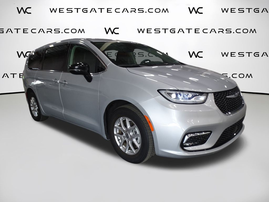 2024 Chrysler Pacifica Touring L's photo