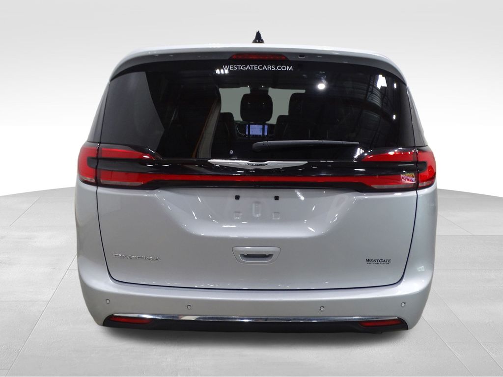 2023 Chrysler Pacifica Touring L photo 4