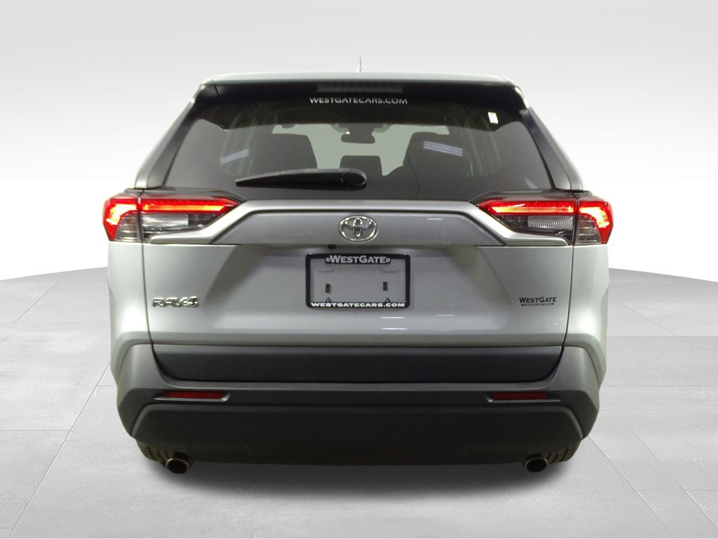 2022 Toyota RAV4 LE photo 3