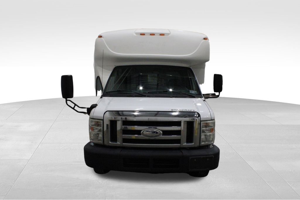 2015 Ford E-450 Cutaway photo 2