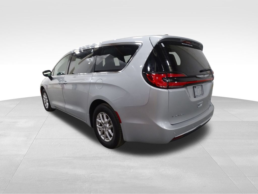 2024 Chrysler Pacifica Touring L photo 3