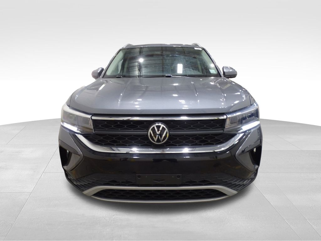 2022 Volkswagen Taos SE photo 2