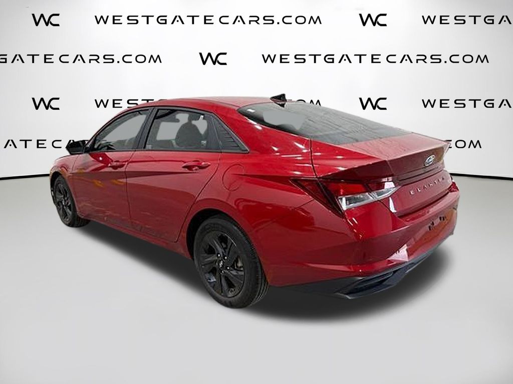 2022 Hyundai Elantra SEL photo 3