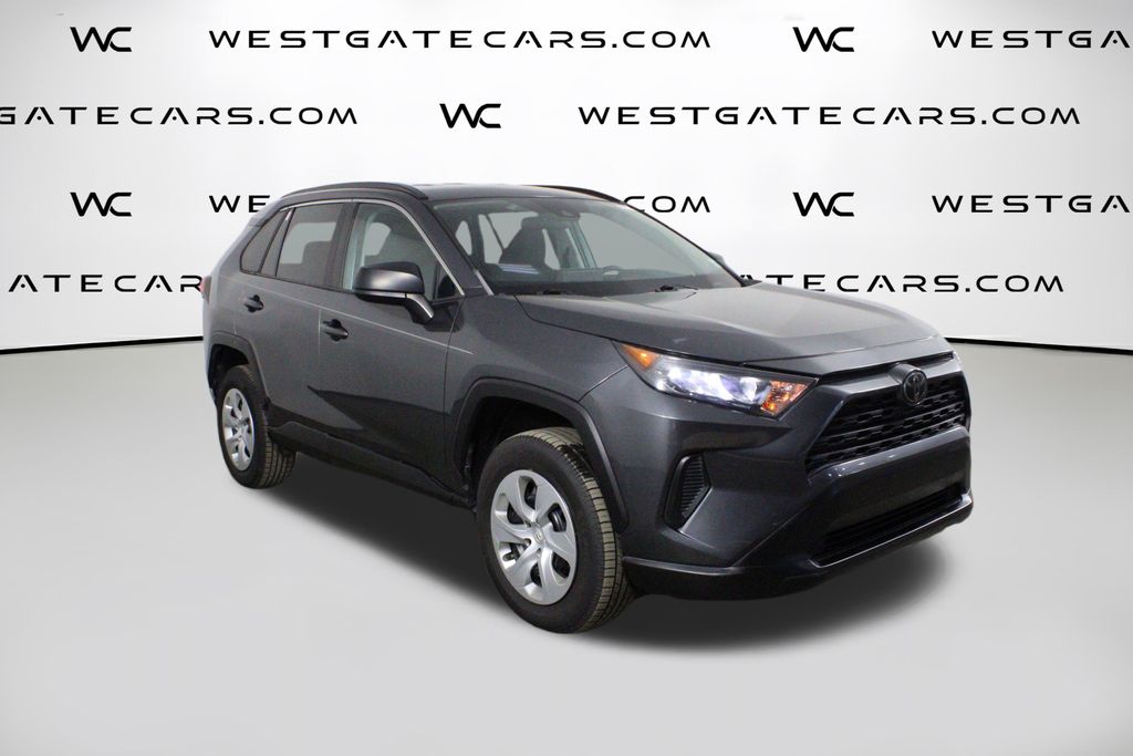 2020 Toyota RAV4 LE's photo
