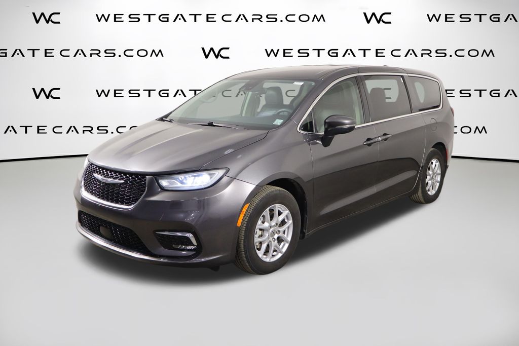 2023 Chrysler Pacifica Touring L's photo
