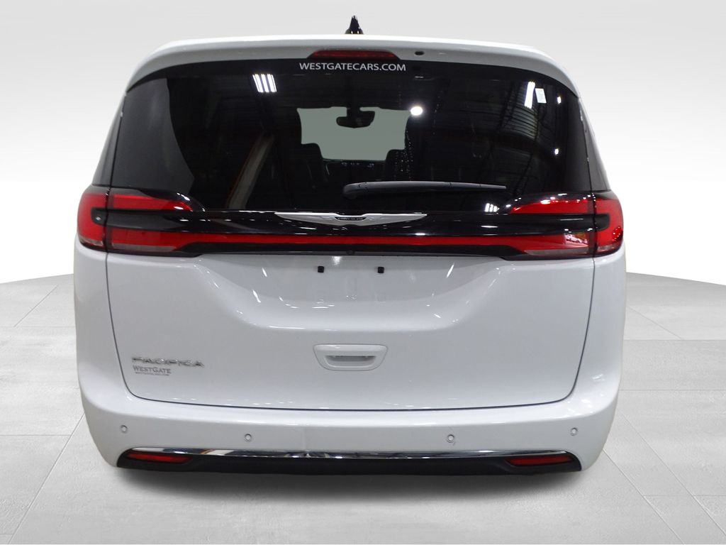 2024 Chrysler Pacifica Touring L photo 4