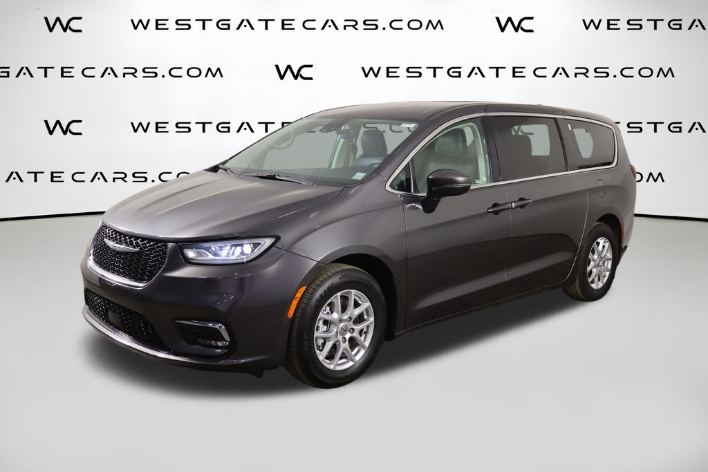 2023 Chrysler Pacifica Touring L's photo