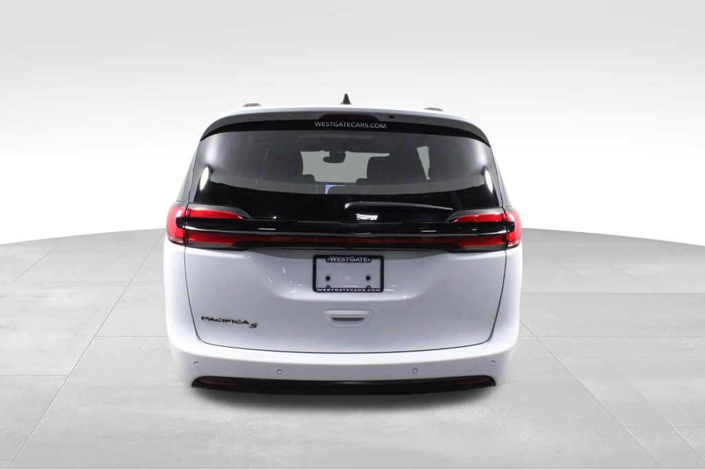 2024 Chrysler Pacifica Touring L photo 4