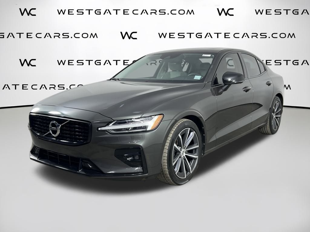 2022 Volvo S60 Momentum's photo