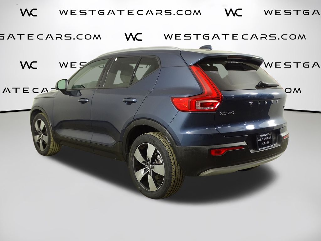 2022 Volvo XC40 Momentum photo 3