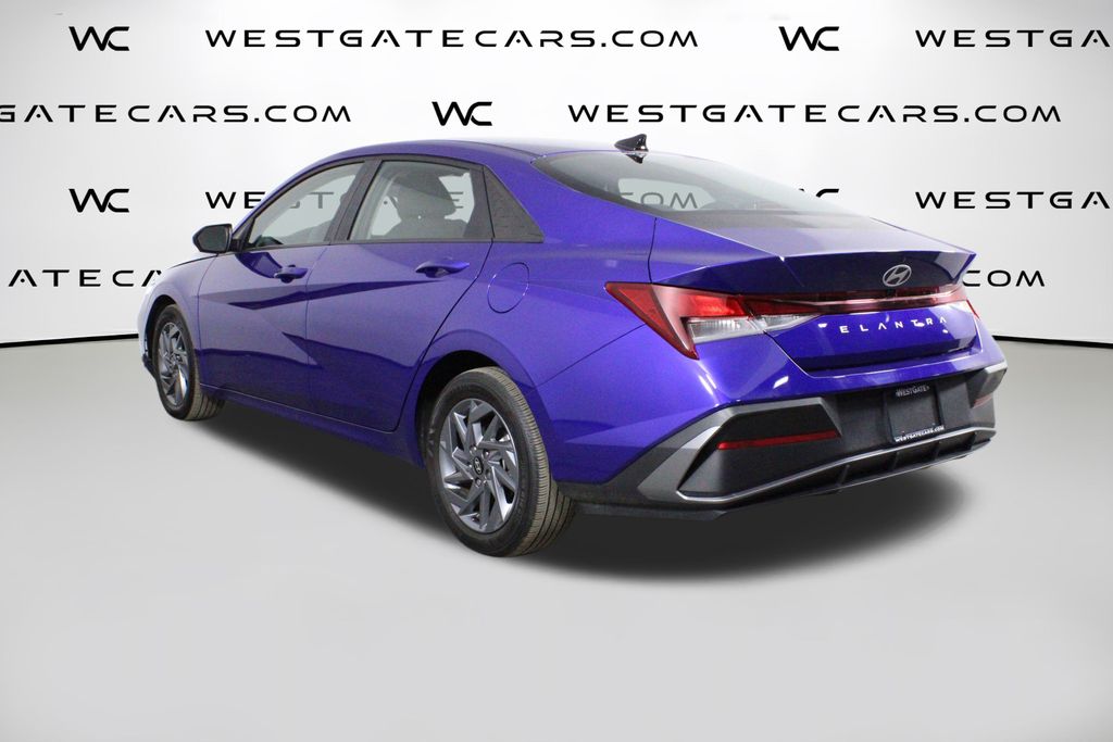 2024 Hyundai Elantra SEL photo 3