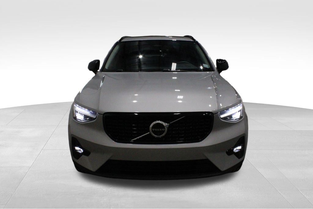 2025 Volvo XC40 Plus photo 2