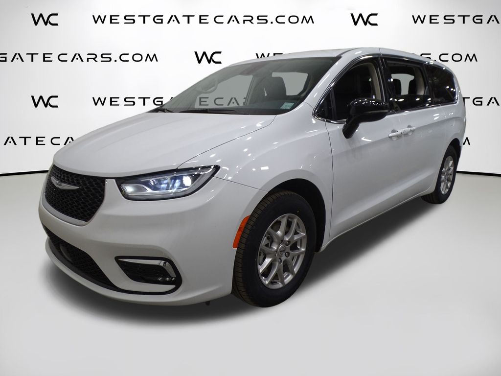 2024 Chrysler Pacifica Touring L's photo