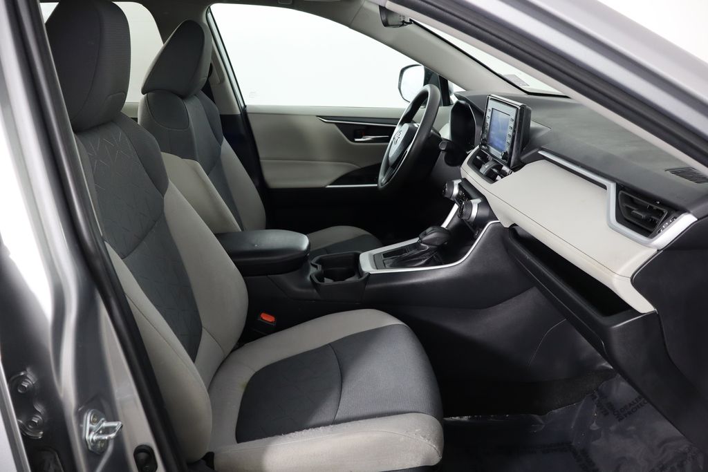2021 Toyota RAV4 XLE - Photo 18
