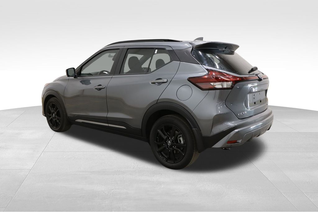 2022 Nissan Kicks SR photo 3