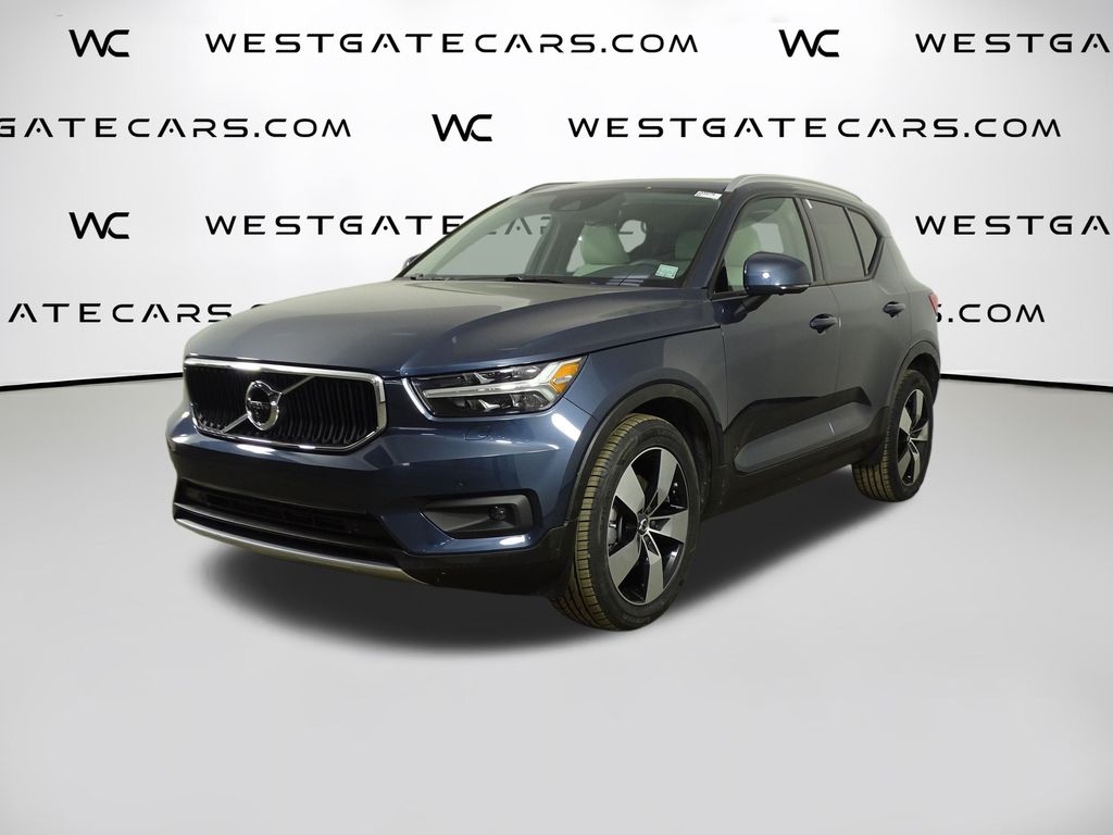 2022 Volvo XC40 Momentum's photo