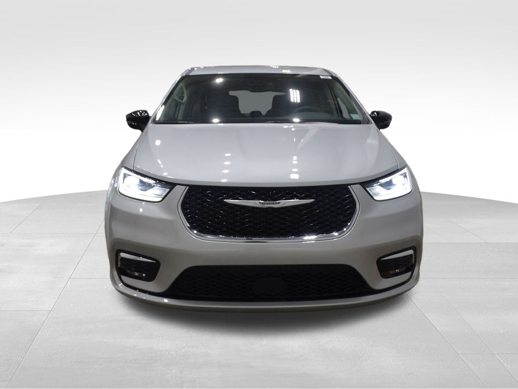 2024 Chrysler Pacifica Touring L photo 2