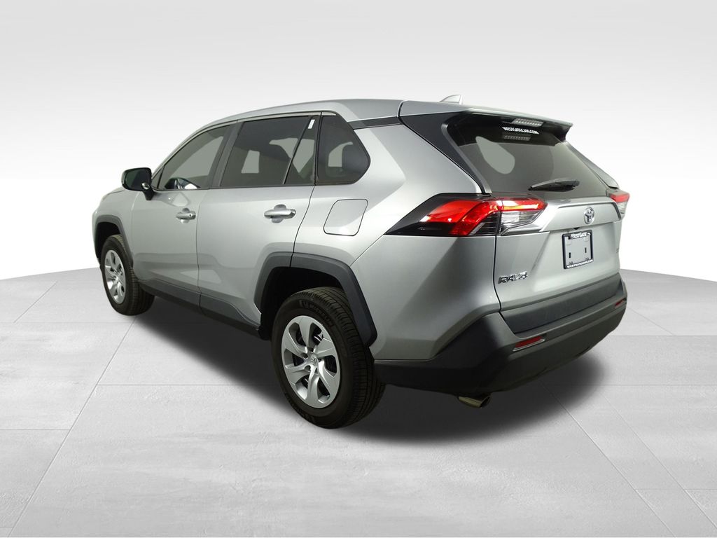 2022 Toyota RAV4 LE photo 2
