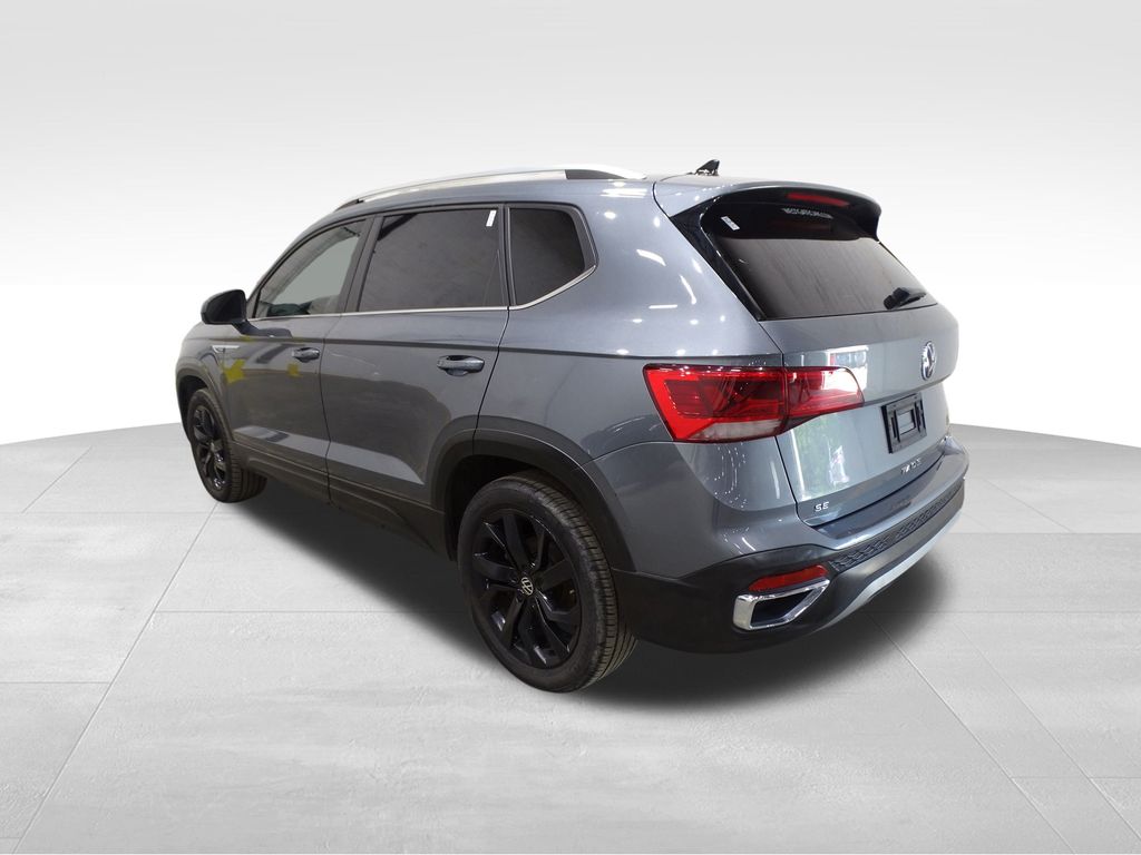 2022 Volkswagen Taos SE photo 3