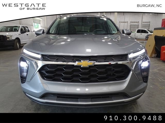 2024 Chevrolet Trax LT photo 2