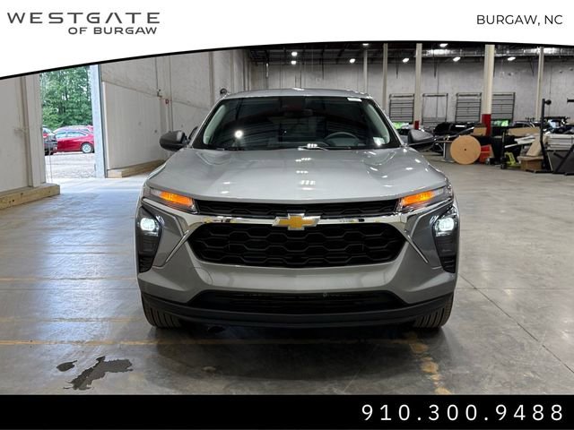 2025 Chevrolet Trax LS photo 2