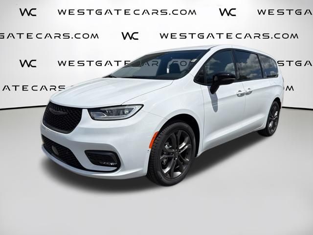2026 Chrysler Pacifica Select's photo