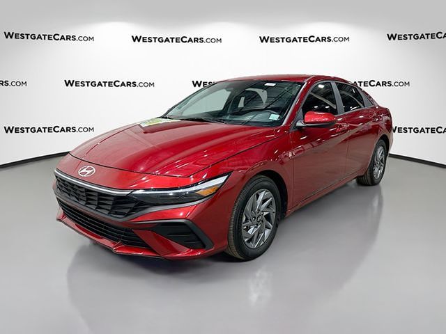 2024 Hyundai Elantra SEL photo 3