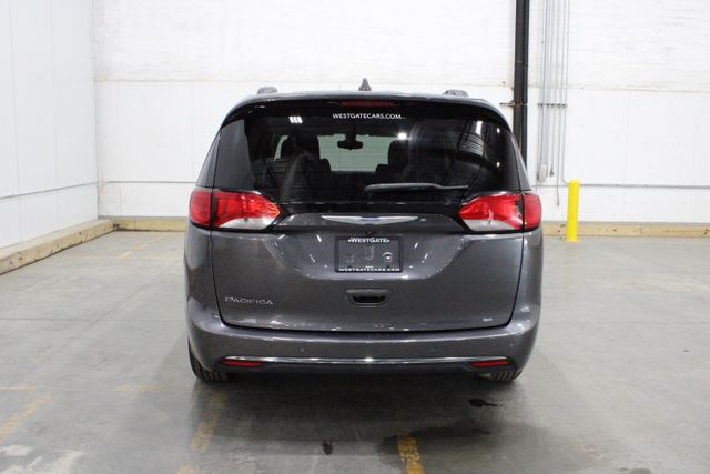 2017 Chrysler Pacifica Touring L photo 4