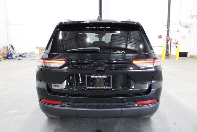 2023 Jeep Grand Cherokee Laredo photo 2