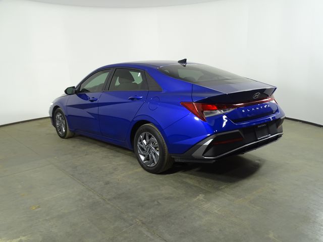 2024 Hyundai Elantra SEL photo 3