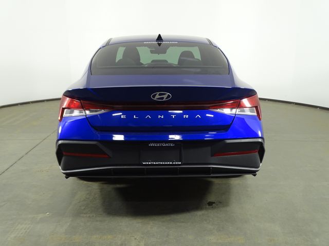 2024 Hyundai Elantra SEL photo 4