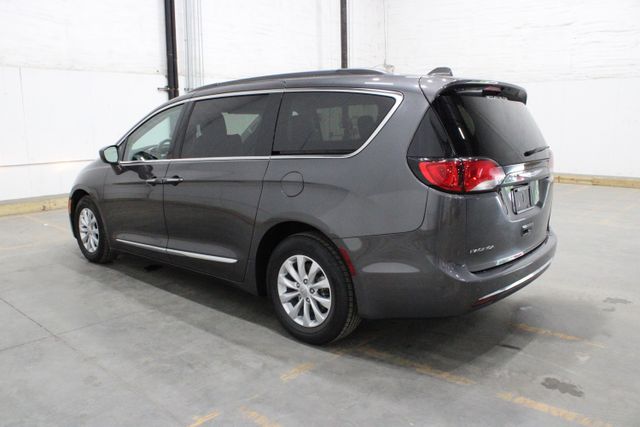 2017 Chrysler Pacifica Touring L photo 3