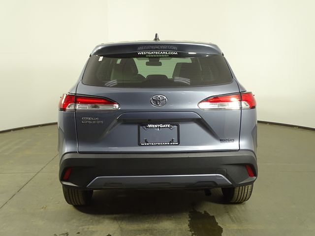 2022 Toyota Corolla Cross L photo 2