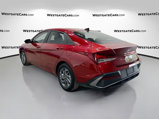 2024 Hyundai Elantra SEL photo 4