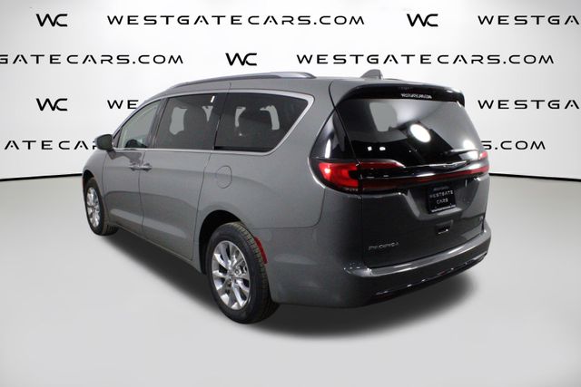 2021 Chrysler Pacifica Touring L photo 3