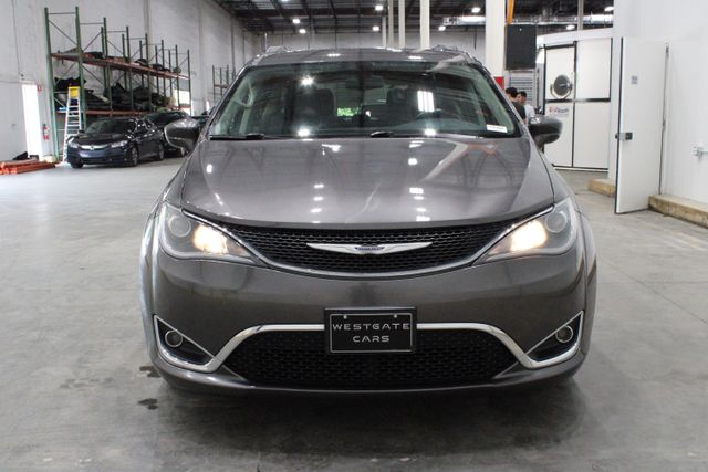 2017 Chrysler Pacifica Touring L photo 2