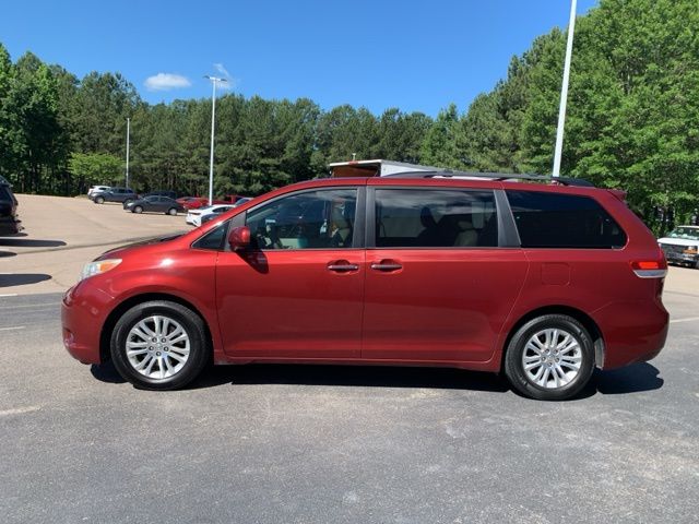 2012 Toyota Sienna XLE photo 4