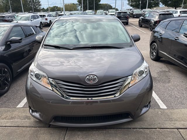 2015 Toyota Sienna L photo 2