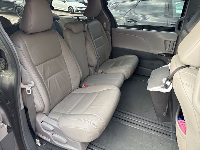 2015 Toyota Sienna L photo 4