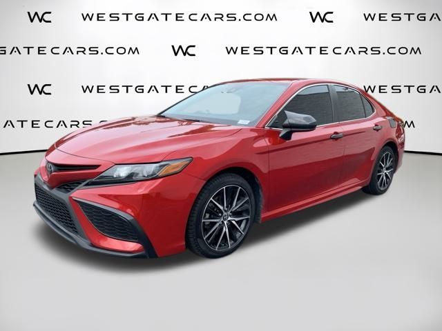 2021 Toyota Camry SE's photo