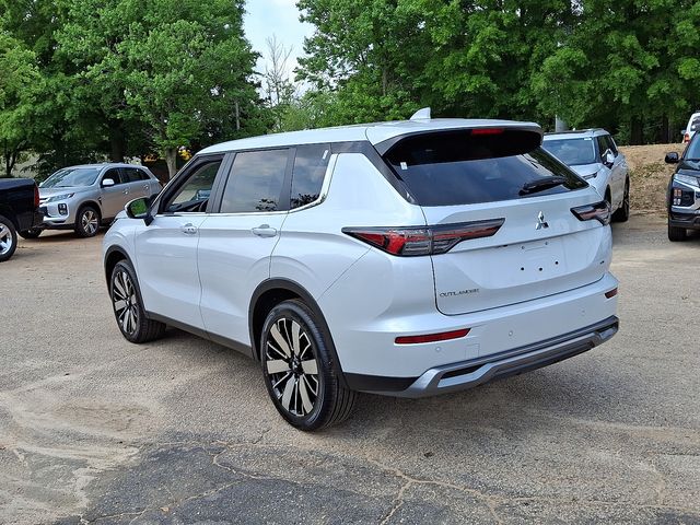 2025 Mitsubishi Outlander SE photo 3