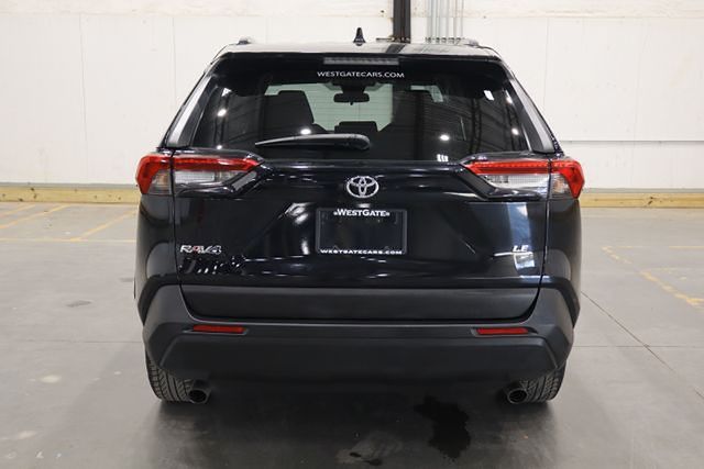 2021 Toyota RAV4 LE photo 4