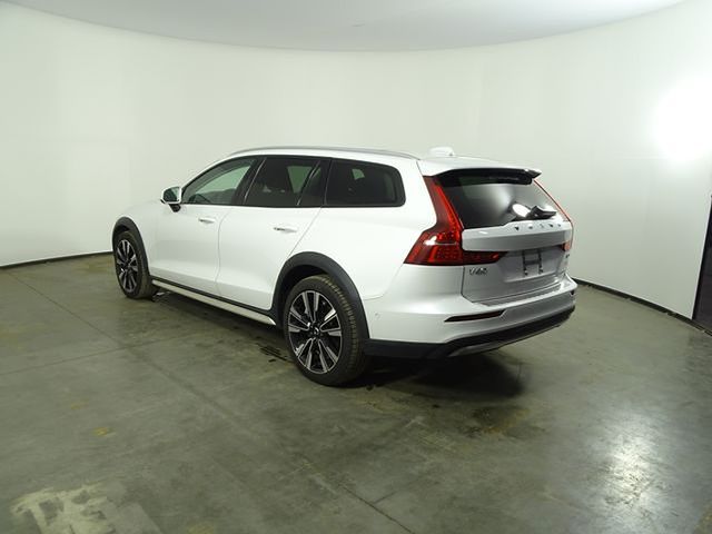 2023 Volvo V60 Cross Country B5 AWD Ultimate photo 3