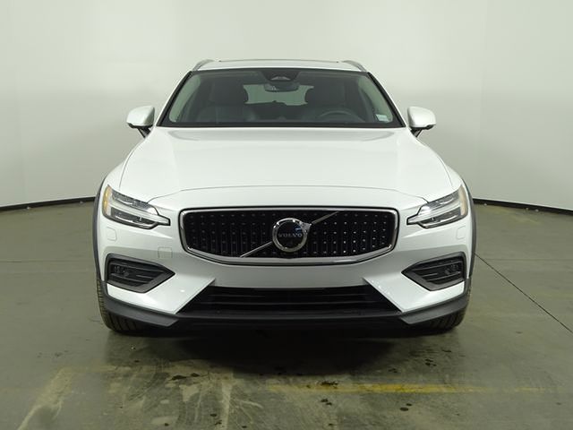 2023 Volvo V60 Cross Country B5 AWD Ultimate photo 2
