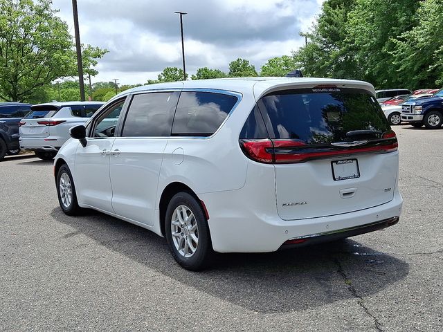 2023 Chrysler Pacifica Touring L photo 4