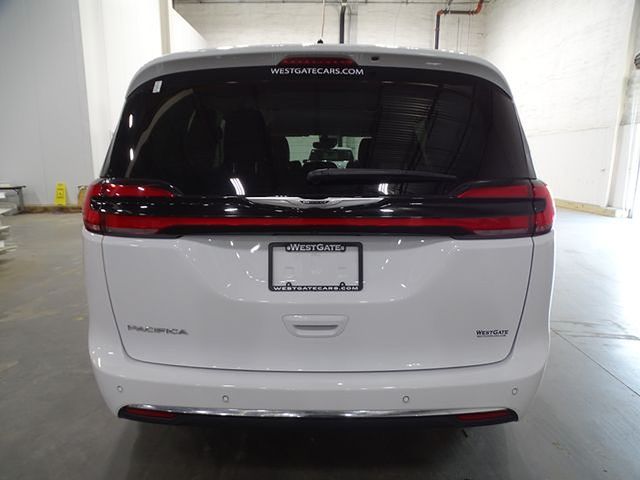 2024 Chrysler Pacifica Touring L photo 4